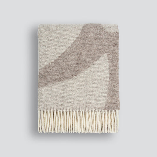 Wool throw with fringe in neutral colours
