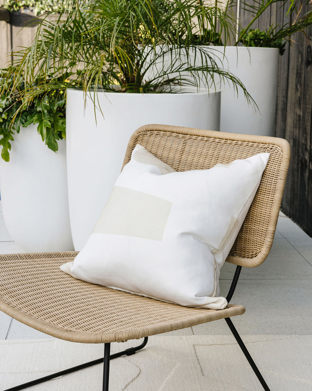 Meelan Outdoor Cushion - Beige/White